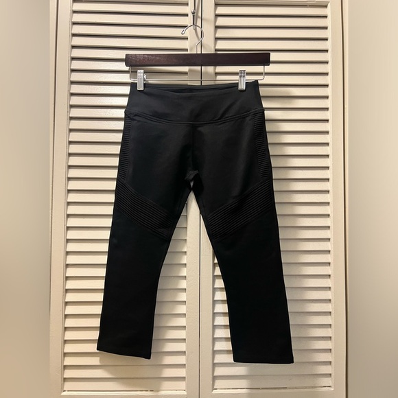 Fabletics Women’s Marina Capri Leggings - Picture 3 of 6